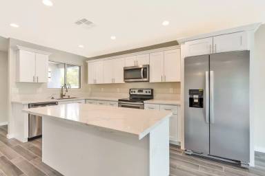 Main picture of 140 E Manhatton Dr
