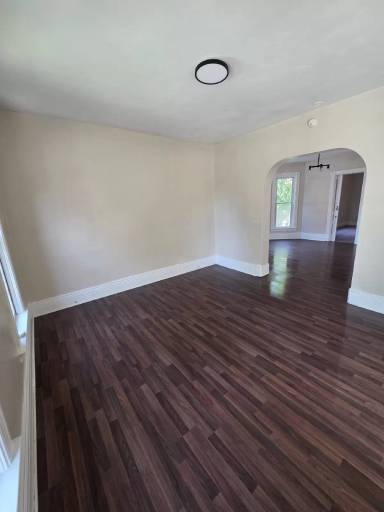 Main picture of 939 W 10th St