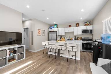 Main picture of 5124 Leo St