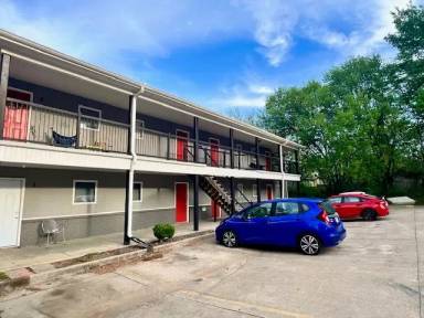 Main picture of 364 E 7th St