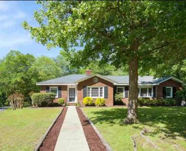 Main picture of 4 Elizabeth Dr