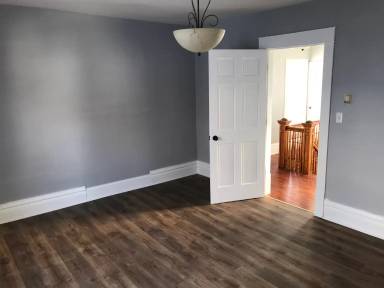 Main picture of 902 1/2 Washington St