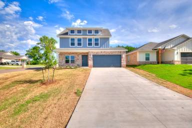 Main picture of 321 W 3rd St