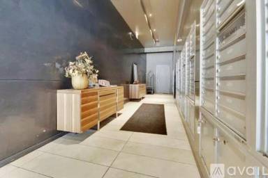 Main picture of 27 E Illinois St