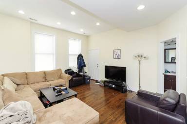 Main picture of 1834 W Wabansia Ave