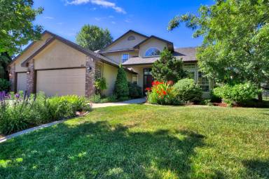 Main picture of 215 E Woodlander Dr