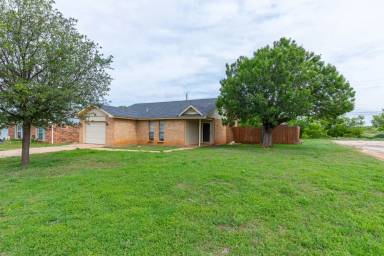Main picture of 3902 Karen Dr
