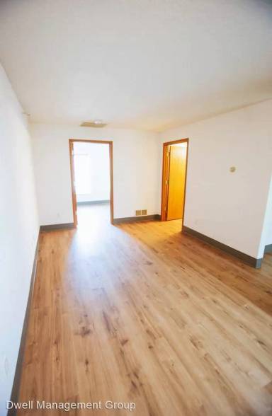 Main picture of 146 S Broadway St