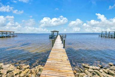 Main picture of 128 Dolphin Point Rd