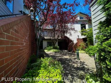 Main picture of 15 NW Portland Ave