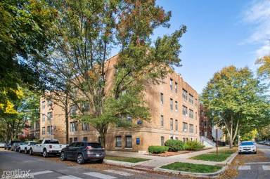 Main picture of 1450 W Byron St