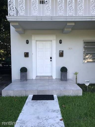 Main picture of 3819 Segovia St
