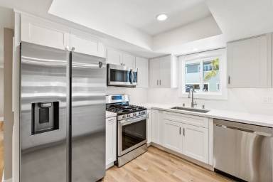 Main picture of 521 W Bay Ave