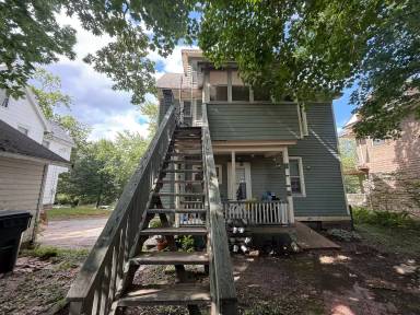 Main picture of 923 1/2 E Washington St