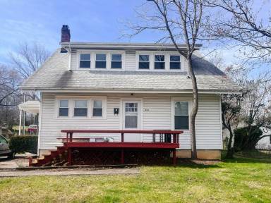 Main picture of 806 S Main St