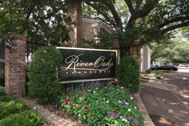 Main picture of River Oaks Townhomes