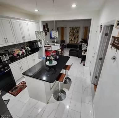Main picture of 563 Madison Ave