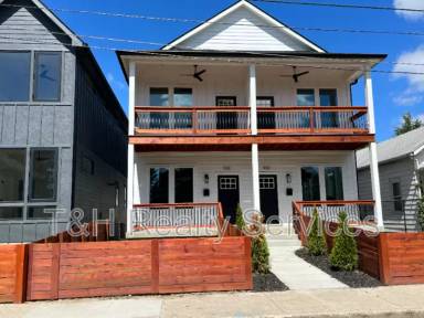 Main picture of 930 Woodlawn Ave