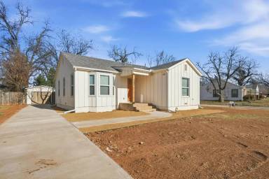 Main picture of 242 College Dr