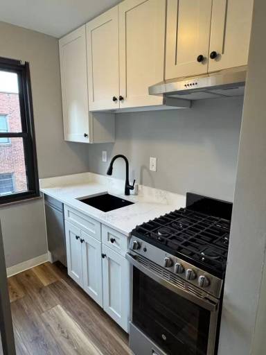 Main picture of 765 College St