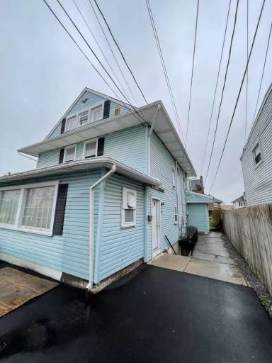 Main picture of 325 W Caracas Ave