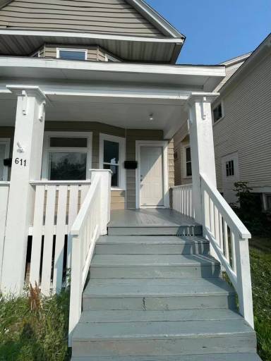 Main picture of 611 E 6th St