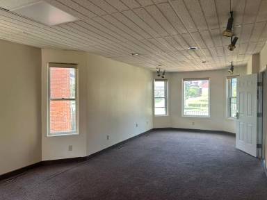 Main picture of 337 W 6th St