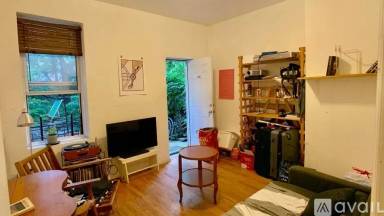 Main picture of 182 Meserole St