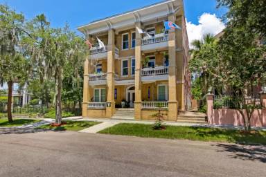 Main picture of 115 W 2nd St
