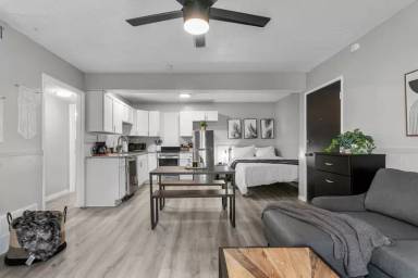 Main picture of 512 Splitlog Ave