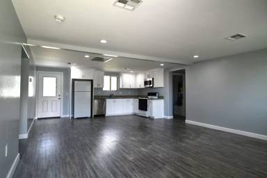 Main picture of 3018 W Hazelwood St