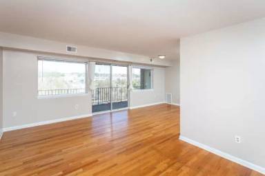 Main picture of 208 Governors Ln