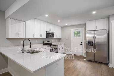 Main picture of 1905 S Lyle Ln