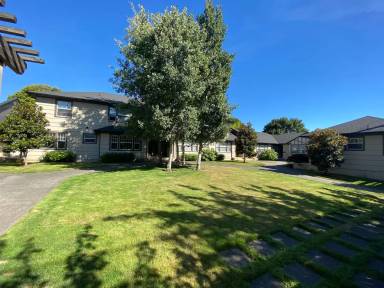 Main picture of 2430 NE 9th Ave