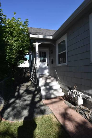 Main picture of 371 1/2 Clark St