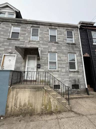 Main picture of 246 W Strawberry St