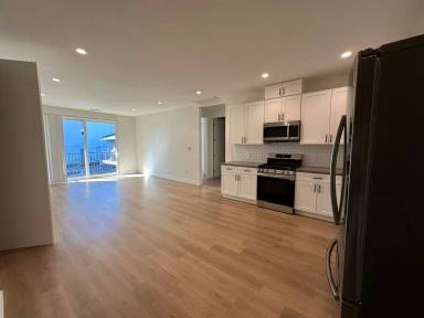 Main picture of 13740 Oxnard St