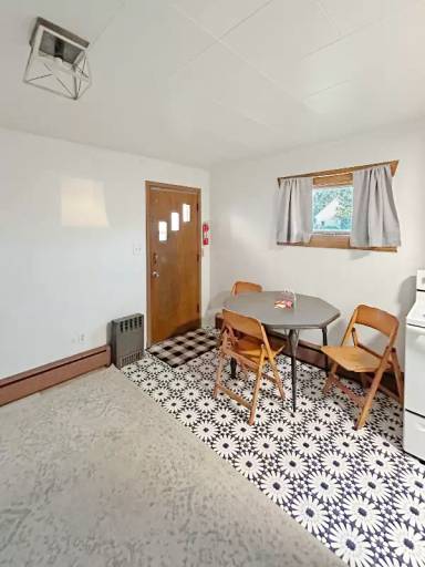 Main picture of 208 2nd St SE