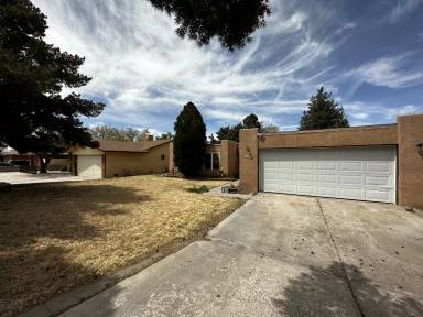 Main picture of 1721 Hiawatha Dr NE