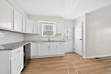 Main picture of 5201 Bagley Rd