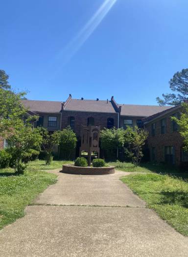 Main picture of 3220 S Mendenhall Rd