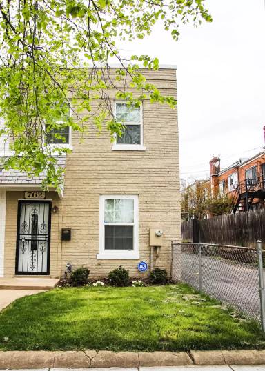 Main picture of 762 18th St NE