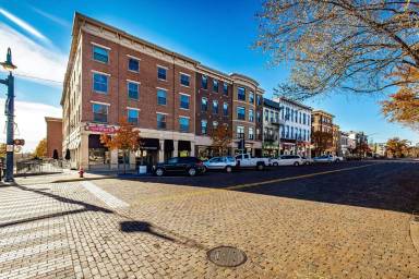 Main picture of 9 W High St