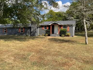 Main picture of 300 Kirk Ln