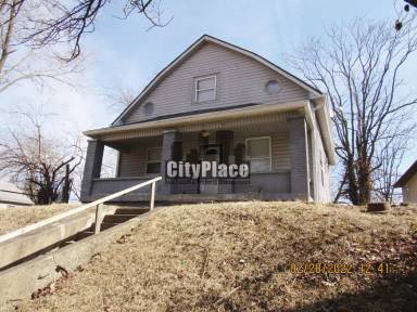 Main picture of 2753 N Dearborn St