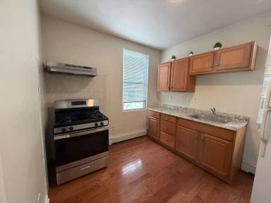 Main picture of 75 Putnam St