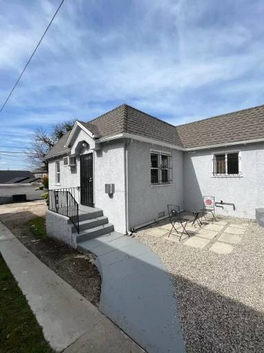 Main picture of 3926 W 28th St