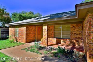 Main picture of 2410 Ivanhoe Ln
