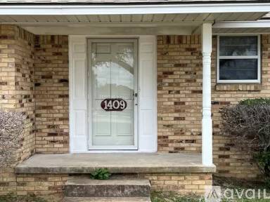 Main picture of 1409 S Main St