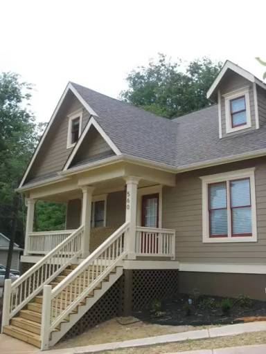 Main picture of 560 W Hancock Ave